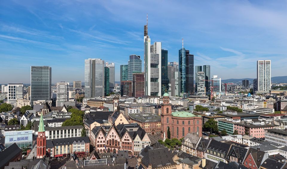 Frankfurter Altstadt am Römerberg mit der Skyline im Hintergrund